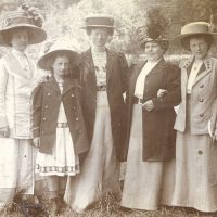 Skovtur med tænkehatte i 1910’erne_F20130914077