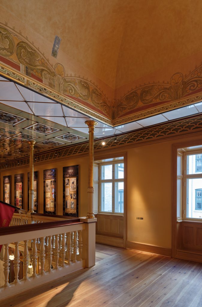 Nyrestaureret loftshvælv i Arbejdermuseets festsal.